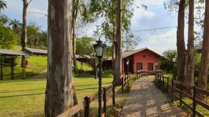 O caminho de pedra entre as árvores até a casa sede da Fazenda Arraial Velho