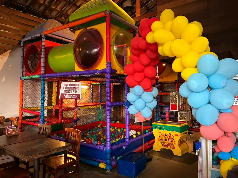 O playground da Cidade Nova, com tubos coloridos, piscina de bolinhas e um arco de balões