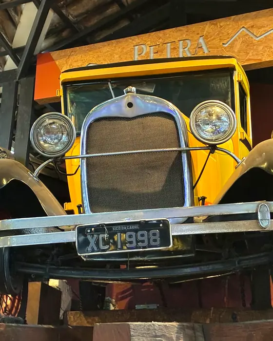 O calhambeque amarelo com a placa XC 1998, pendurado no salão de Santa Inês