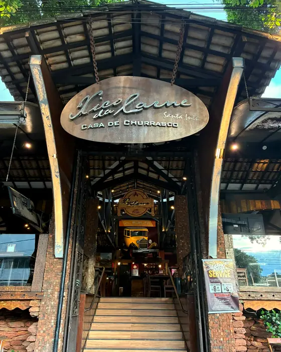 A entrada do Xico de Santa Inês, com a placa da casa, a escada e o calhambeque amarelo ao fundo
