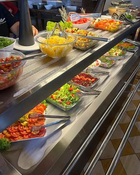 Saladas e frutas: Vinagrete, melancia e abacaxi